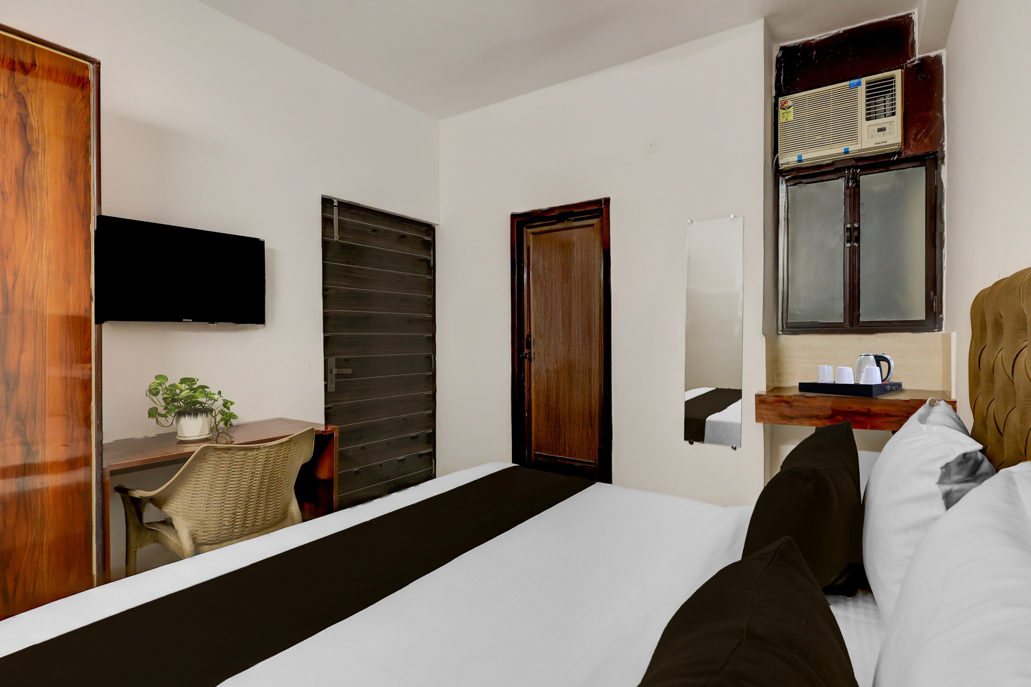 Collection O Sector 7 Dwarka Formerly Aakarshan Residency - Tap to explore photos