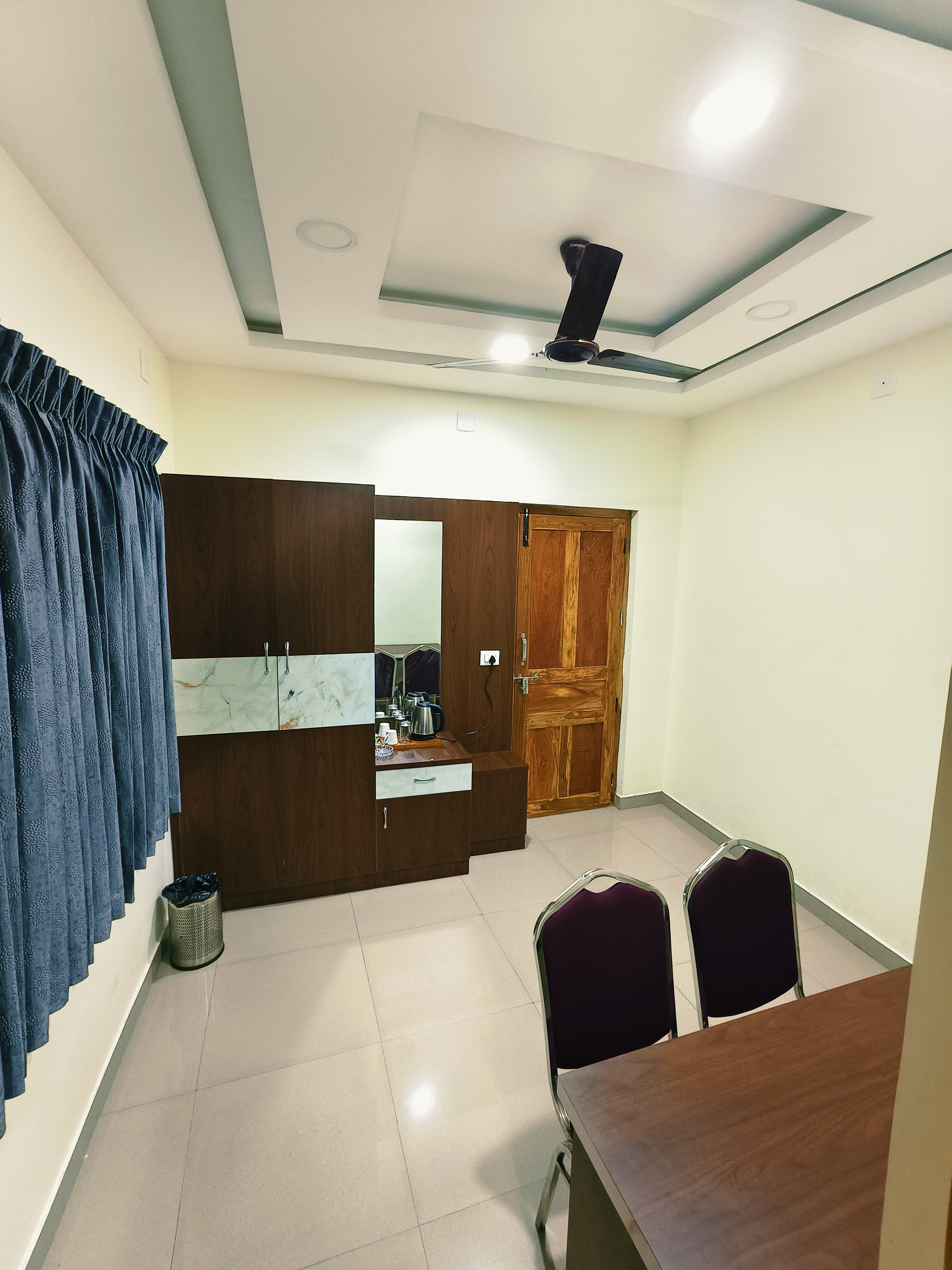 HOTEL CAPS - Tap to explore photos