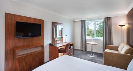 DoubleTree by Hilton Bristol North Room Type - KING FAMILY GUEST ROOM