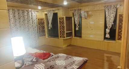 Star Palace Pahalgam Room Type - Deluxe Room(Heating Electric Blanket)