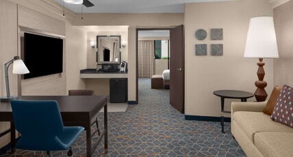 Embassy Suites Phoenix - Biltmore Room Type - 1 KING MB HR ACC RI-SHOWER