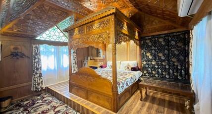 New Jacquline Heritage Houseboats Room Type - The Royal Heritage Suite with Jacuzzi New Jacquline Heritage Houseboats Room Type - The Royal Heritage Suite with Jacuzzi