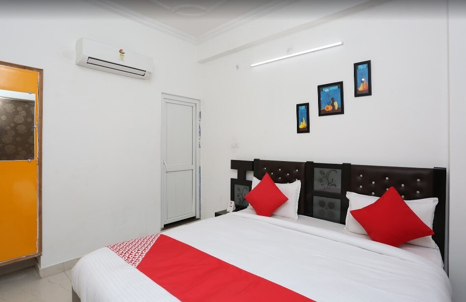 SS Hotel - Tap to explore photos