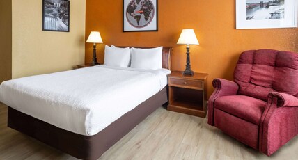 Ramada by Wyndham Rome / Verona Room Type - 1 Queen Bed, Mobility Accessible Room, Roll-In shower, Non-Smoking Ramada by Wyndham Rome / Verona Room Type - 1 Queen Bed, Mobility Accessible Room, Roll-In shower, Non-Smoking