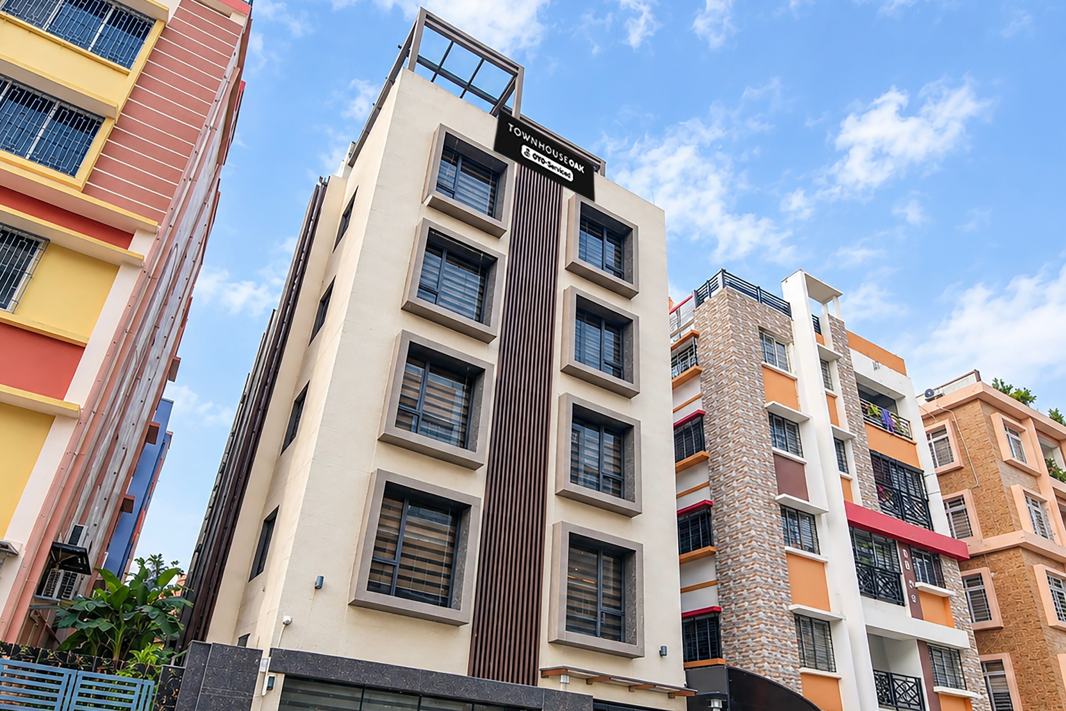 Super Townhouse Oak DLF Newtown Bus Terminal - Tap to explore photos