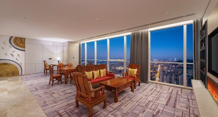 Crowne Plaza DALIAN XINGHAI Room Type - 1 Bedroom Suite Lounge Access