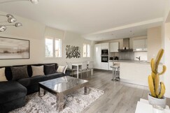 Stunning 2-bedroom accommodation - pool and tennis