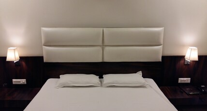 HOTEL BATRA CONTINENTAL Room Type - Deluxe Room