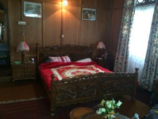 Houseboat Lalita - Tap to explore photos