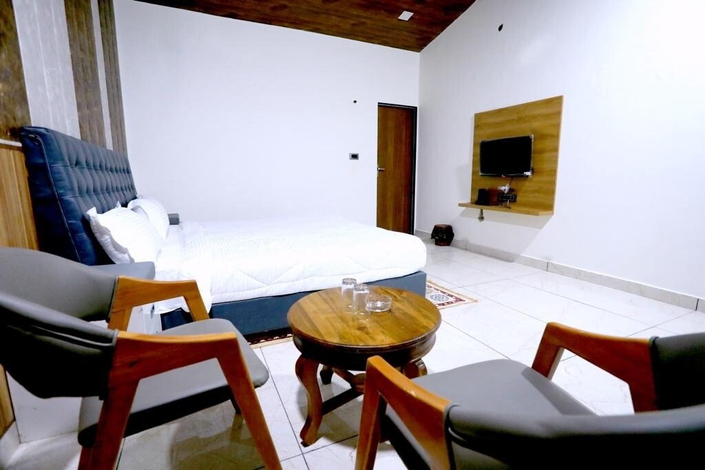 AARAVS ROOMS AND RESTAURENT - Tap to explore photos