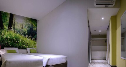 J8 Hotel Room Type - Deluxe Gold Twin room