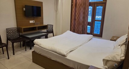 Apoorva Guest House Room Type - Deluxe room