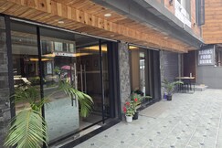 THE PINE CREST HOTEL & LOUNGE
