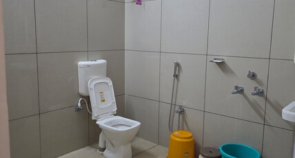 HOTEL GOLDY PREMIUM Room Type - LUXURY ROOM (AC with King Bed)