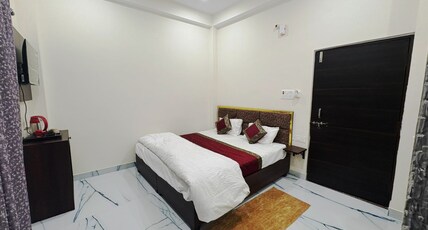 Mahalaxmi PG House, Assi Room Type - Deluxe Double Bed Room