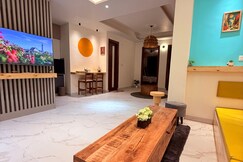 Boho Haven Ganga View Apartment with Workspace & Aesthetics