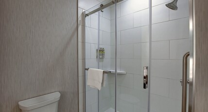 Holiday Inn Express Airport-Calgary Room Type - 1 King Standard