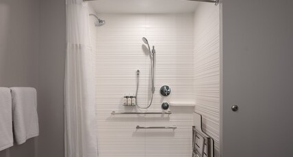 avid hotel OAK CREEK Room Type - 1 King Communication Mobility Accessible Roll In Shower