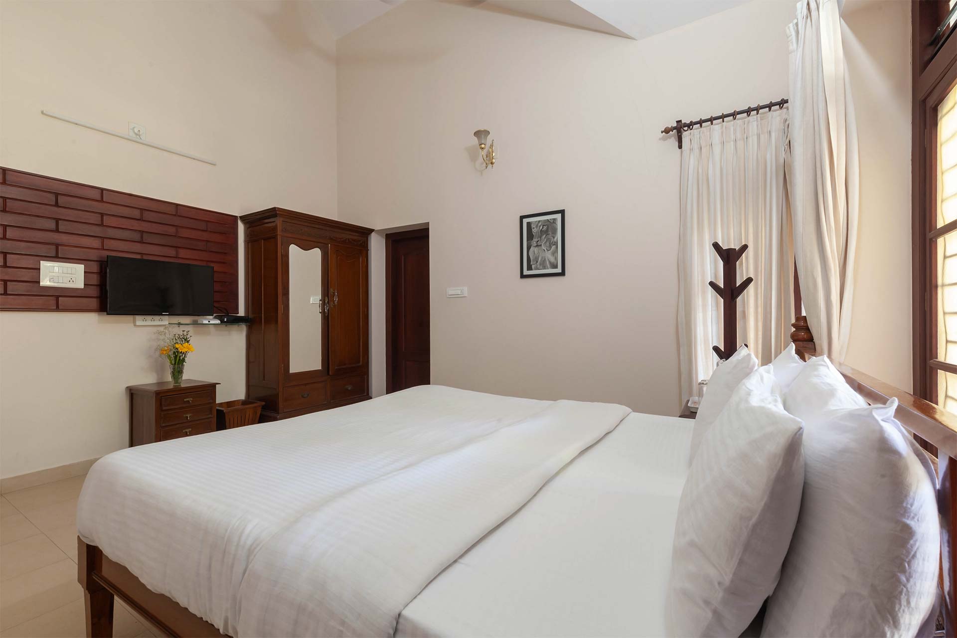 StayVista | Crystal Homestay - Tap to explore photos