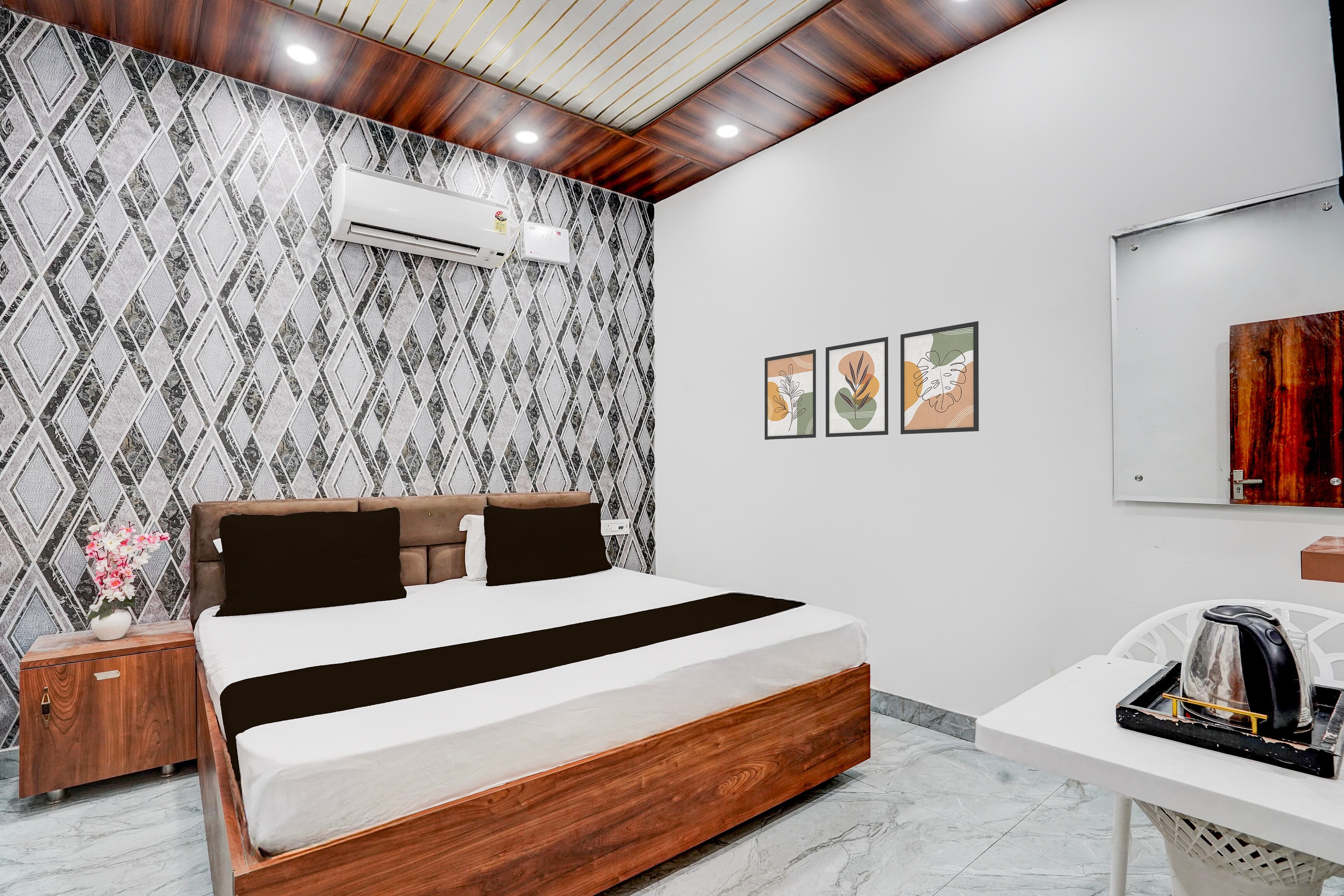 Hotel O HANNU HOTEL Panipat Junction - Tap to explore photos