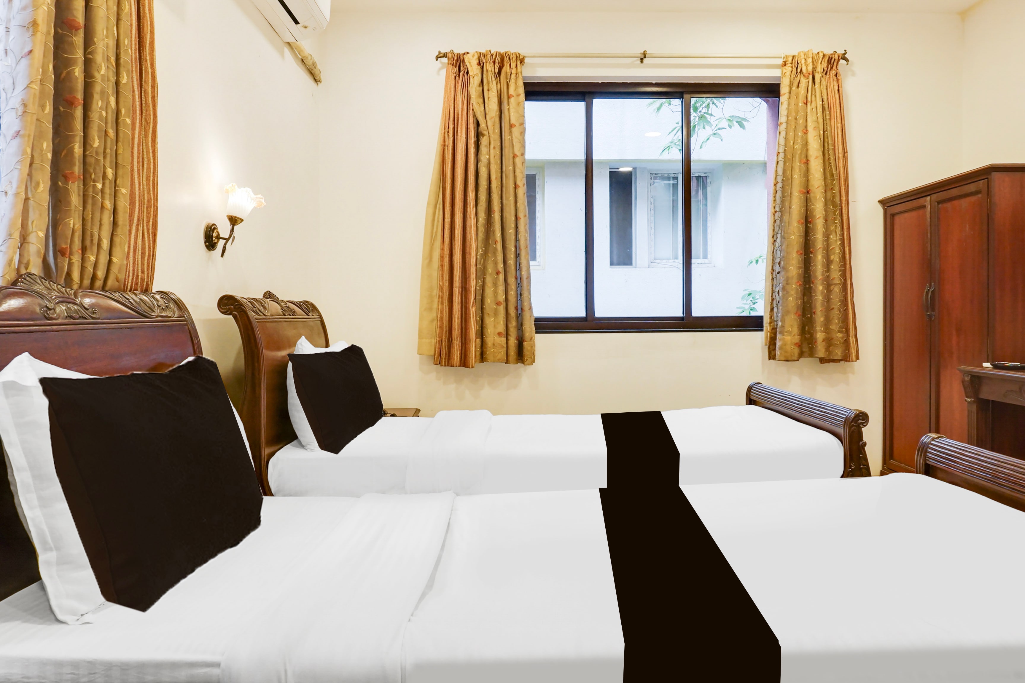 Super Townhouse Oak Prabhat Road - Tap to explore photos