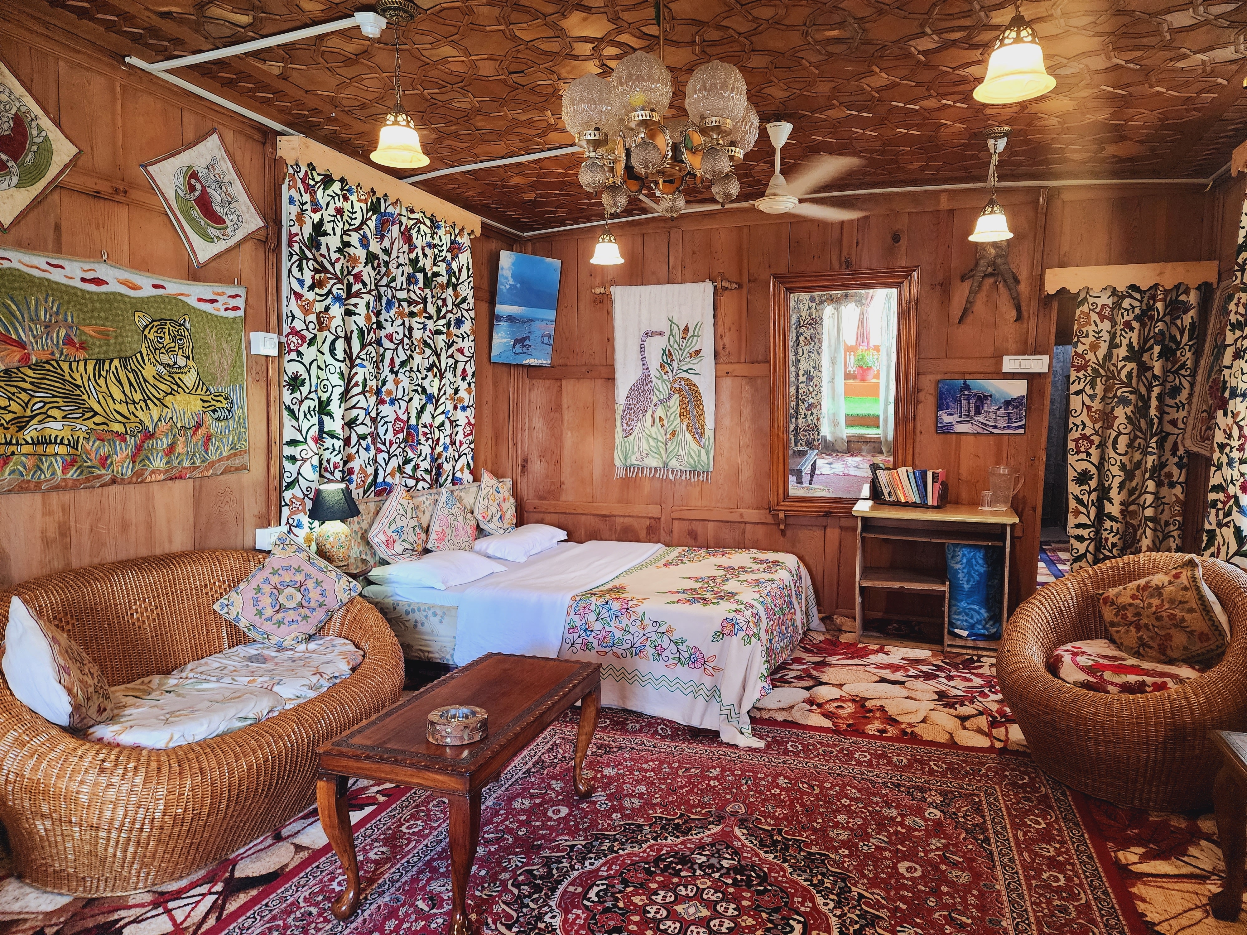 NEW BUCKINGHAM PALACE HERITAGE HOUSEBOAT | HOT & COLD AC - Tap to explore photos