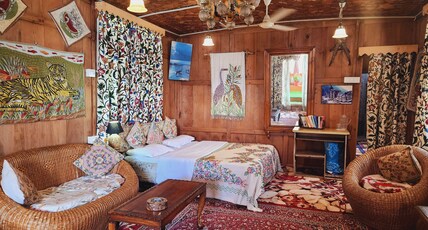 NEW BUCKINGHAM PALACE HERITAGE HOUSEBOAT | HOT & COLD AC Room Type - Royal Suite Room