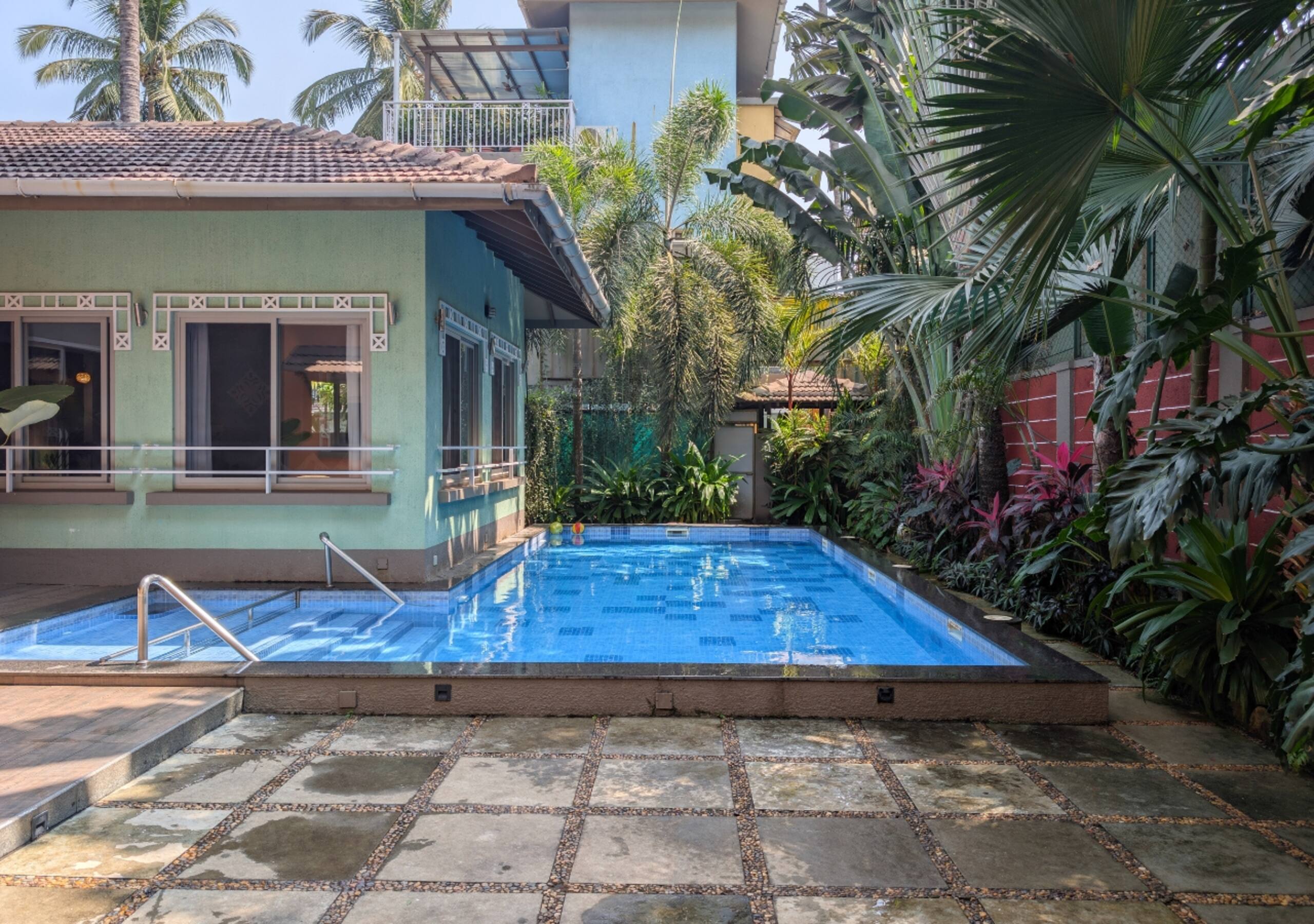Beach holiday Pool Service Candolim 4br - Tap to explore photos