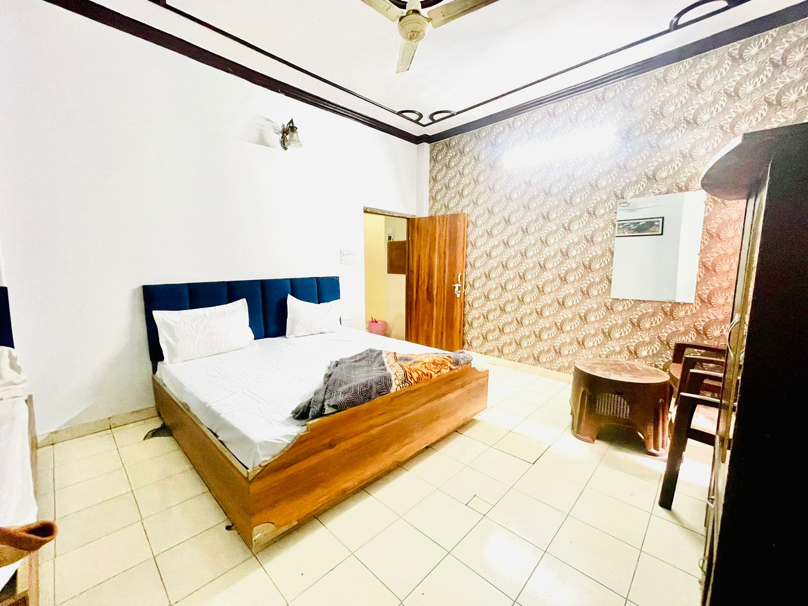 Diamond Inn - 50 Mtrs From Golden Temple - Tap to explore photos