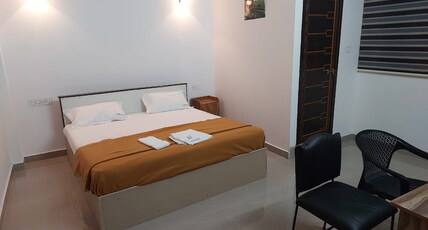 Karthika Homestay Room Type - Delexus Room With King Size cot.