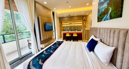 Monsoon Mist Room Type - Monsoon Retreat, Spacious Studio with Tea Plantation Views, AC, Private Kitchen and Living Area