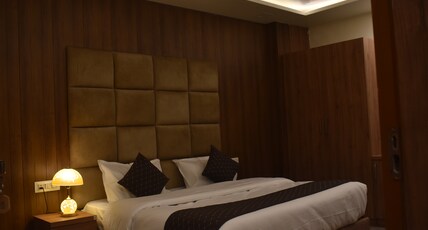 4 Seasons Residency Room Type - Deluxe Double Bed Room