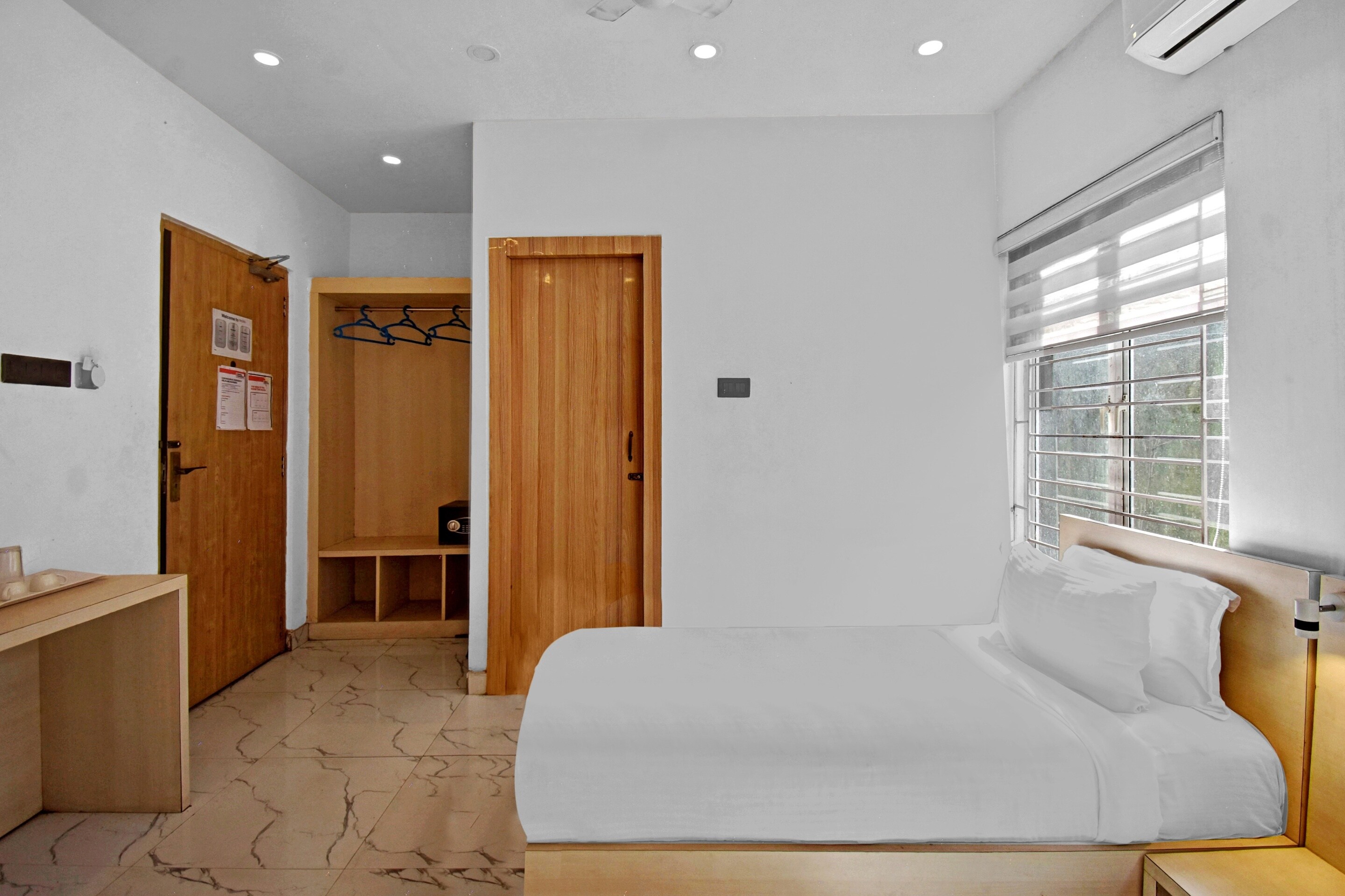 OYO Townhouse 539 Transit Express - Tap to explore photos
