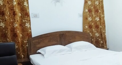 Greenoriva Aero Srinagar Room Type - Brown Deluxe Room