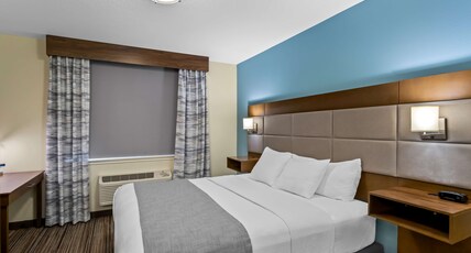 Best Western Paradise Hotel Room Type - Accessible - 1 King, Mobility Accessible, Roll In Shower, Non-Smoking, Full Breakfast Best Western Paradise Hotel Room Type - Accessible - 1 King, Mobility Accessible, Roll In Shower, Non-Smoking, Full Breakfast