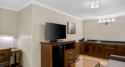 Best Western Paradise Hotel Room Type - Accessible - 1 Queen, Mobility Accessible, Roll In Shower, Non-Smoking, Full Breakfast Best Western Paradise Hotel Room Type - Accessible - 1 Queen, Mobility Accessible, Roll In Shower, Non-Smoking, Full Breakfast