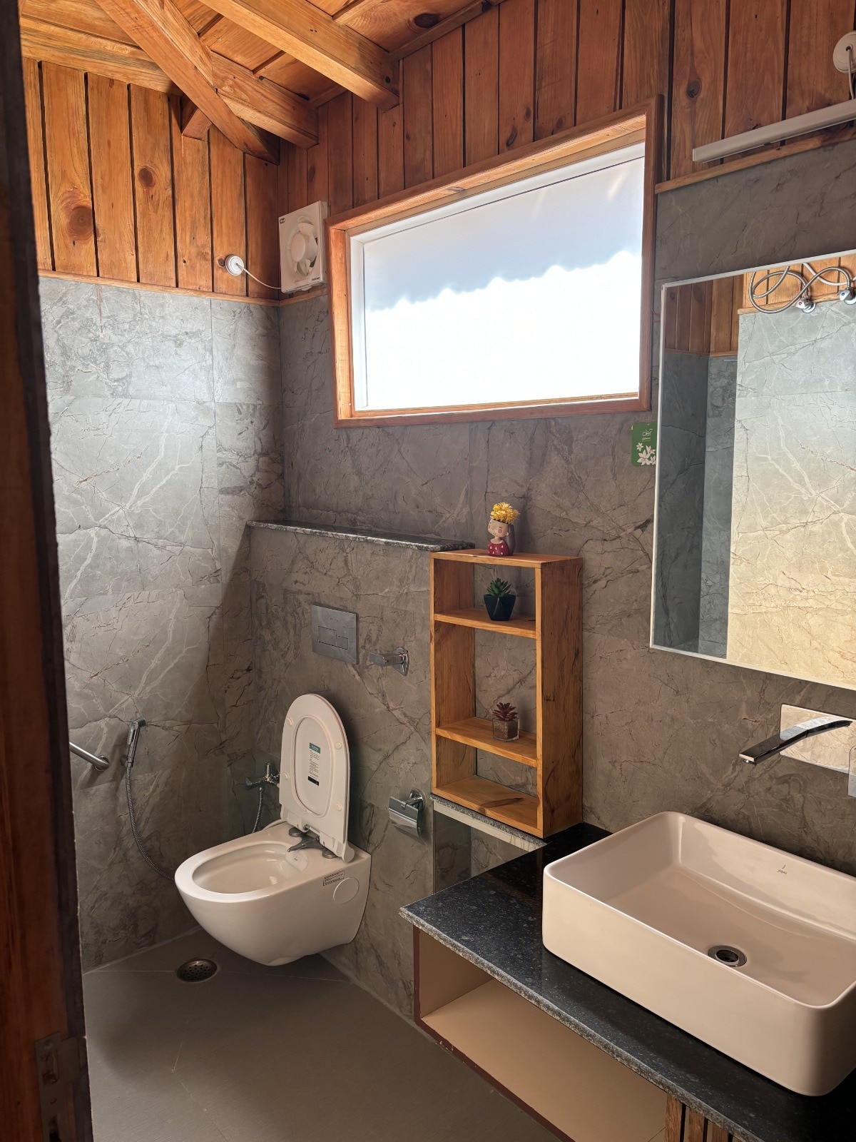 Platinum Pearls Cottage - Tap to explore photos