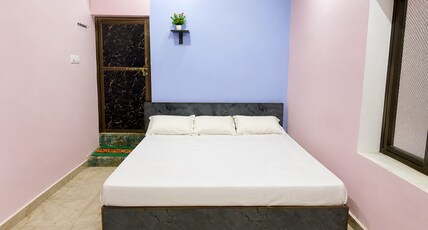 Kashi Luxury Stay I Near Kal Bhairav Room Type - Deluxe AC Quadruple Bedroom