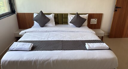 Hotel Pramukh Room Type - Deluxe Room