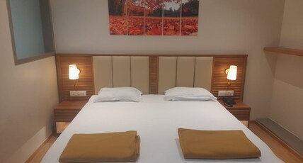Hotel Krystal Room Type - Deluxe AC King Bed