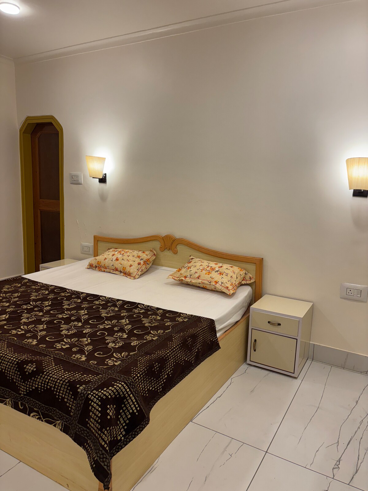 REDHOUSE 3BHK APARTMENT NEAR DAL LAKE - Tap to explore photos