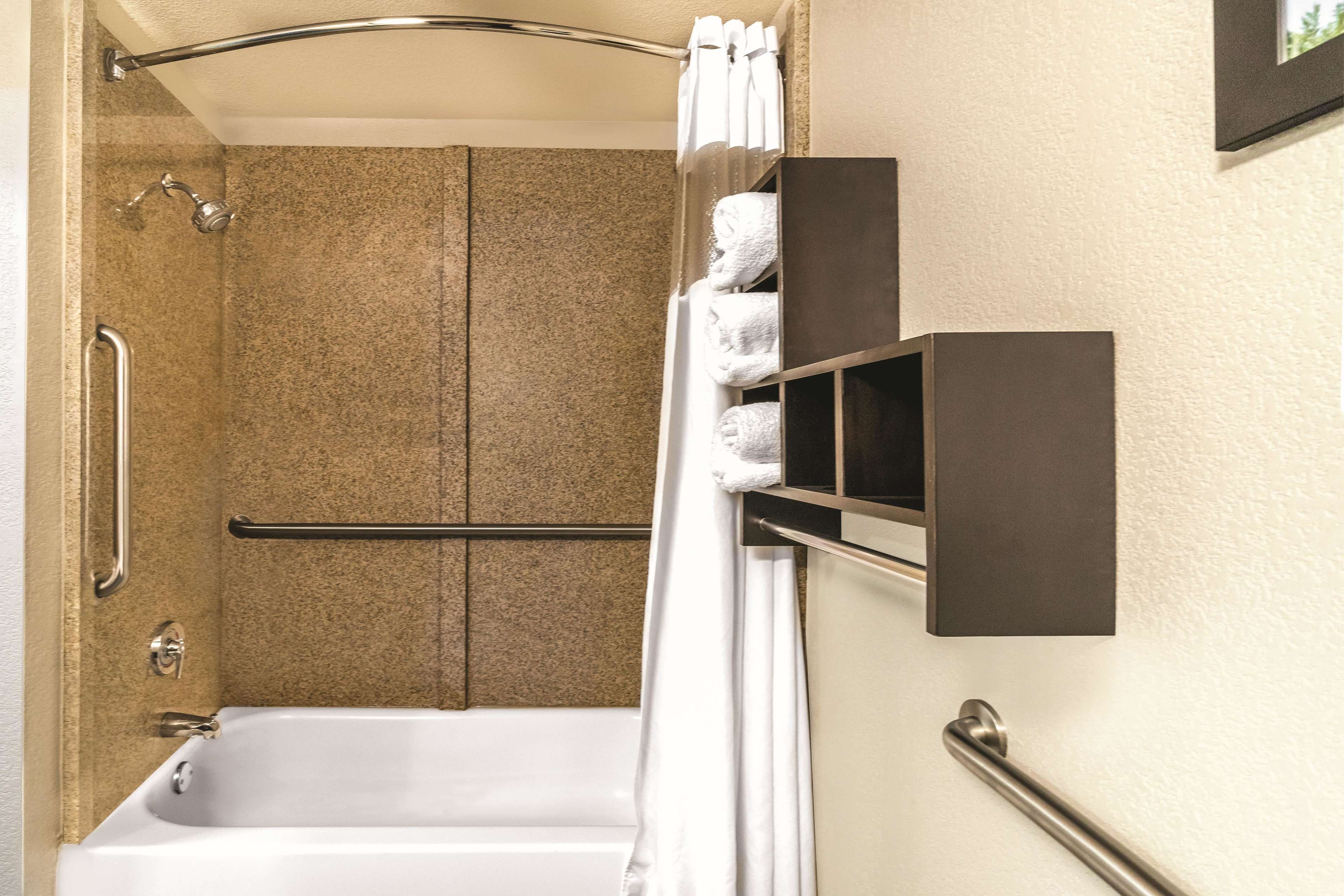 La Quinta Inn & Suites by Wyndham Rome - Tap to explore photos