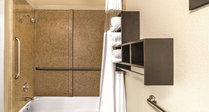La Quinta Inn & Suites by Wyndham Rome Room Type - 1 King Bed, Mobility Accessible Room, Non-Smoking