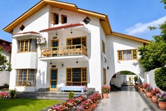 Peaceful Villa with Private Lawn View - Dream Stays