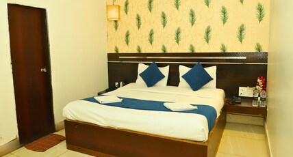 Hotel Shirdi Park Inn (80 Meters From Sai Samadhi Temple) Room Type - Deluxe Room AC Hotel Shirdi Park Inn (80 Meters From Sai Samadhi Temple) Room Type - Deluxe Room AC