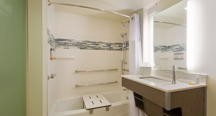 EVEN Hotel Norwalk, an IHG hotel Room Type - 1 King Bed Standard Mobility Accessible Tub