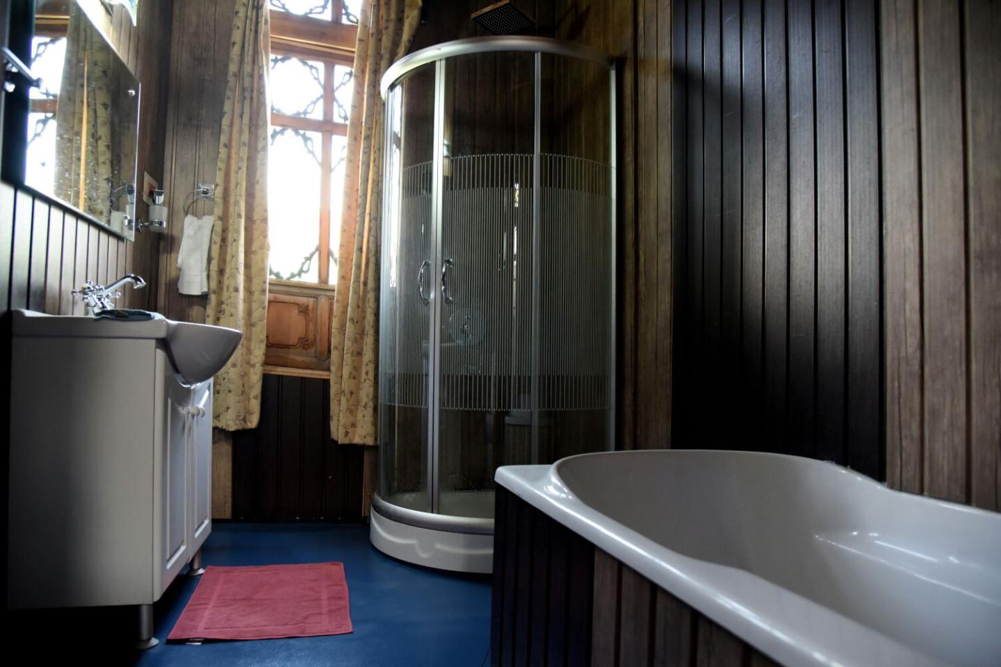 Houseboat Gul Posh - Tap to explore photos