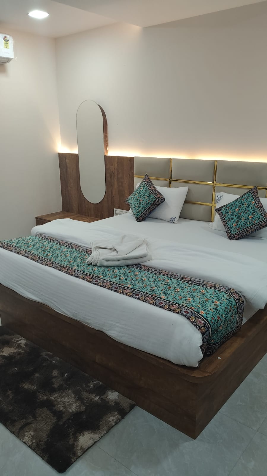 Shivam Comfort and Lodging - Tap to explore photos