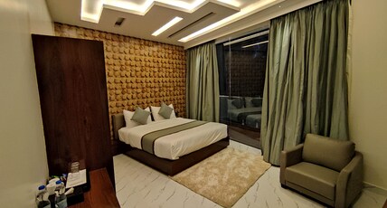 SILVER CLOUD Room Type - Garden View Room with King Bed and Balcony