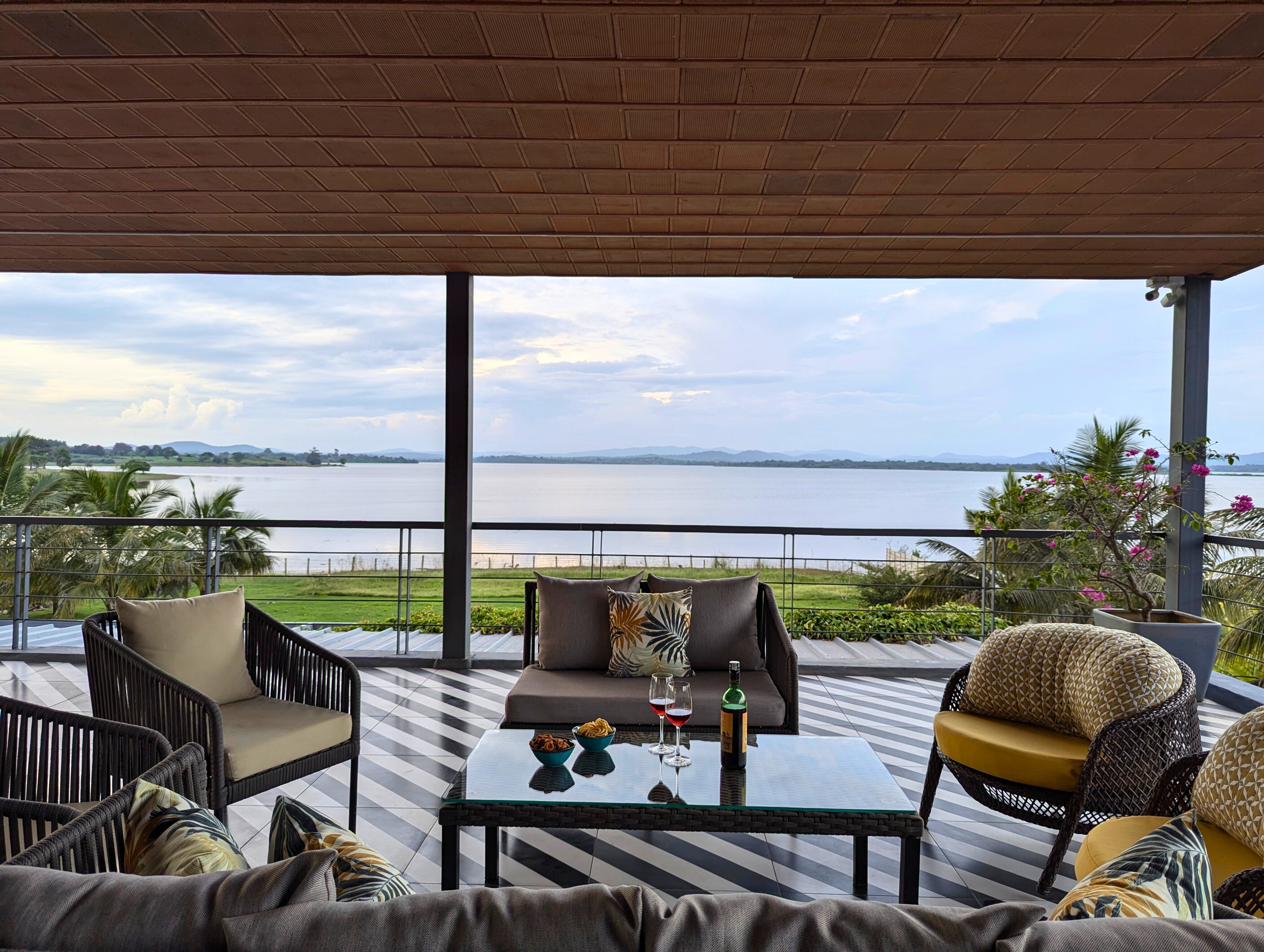 Ira Kabini - A LuxUnlock Private Villa - Tap to explore photos